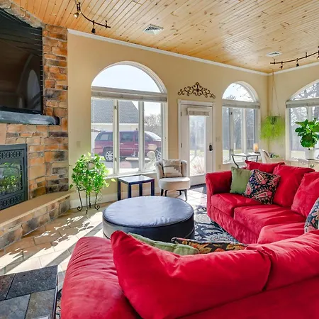 Large Home With Indoor Basketball Court And Game Room!